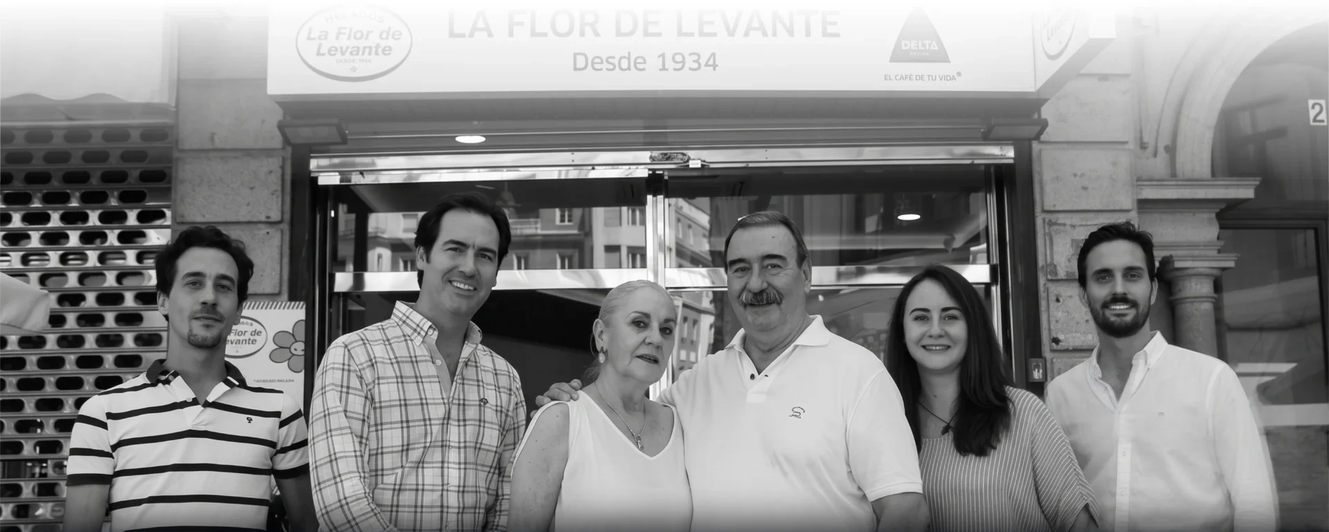 Equipo de La Flor de Levante en la puerta de una de sus tiendas
