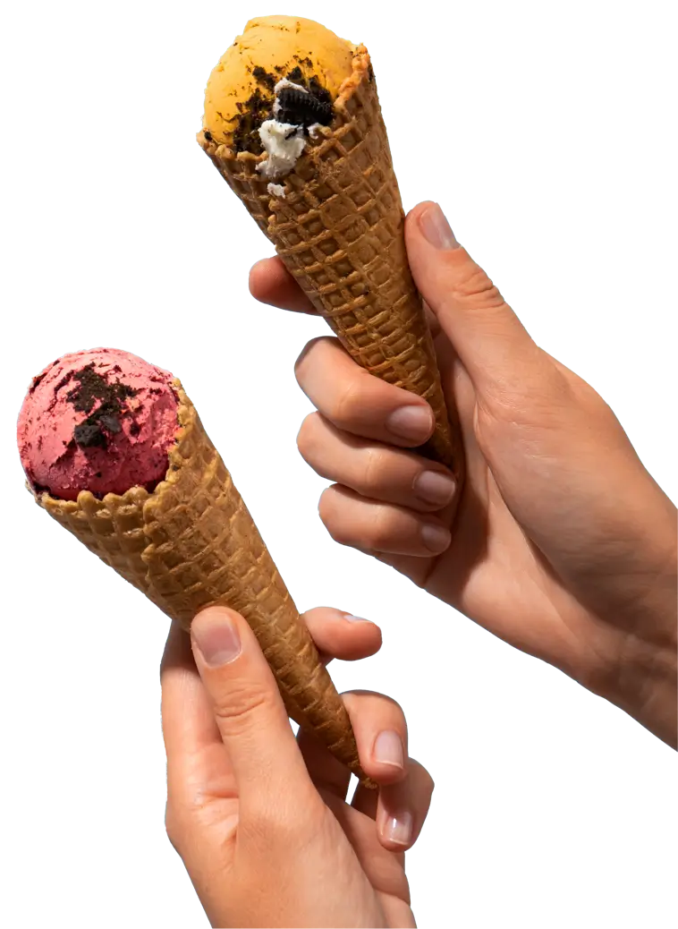 Manos sosteniendo cucuruchos de helado